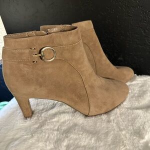 Bandolino Bolongo Elegant Tan Suede Ankle Boots New with Callout Sz 5 $89